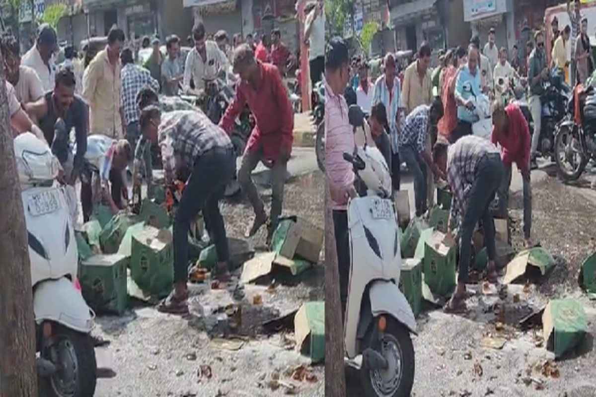 Dhar Viral Video: मदिरा प्रेमियों की बल्ले-बल्ले.. सड़क पर बिखरी शराब लूटने मची होड़, लोगों ने जमकर लूटी बोतलें, देखें वीडियो