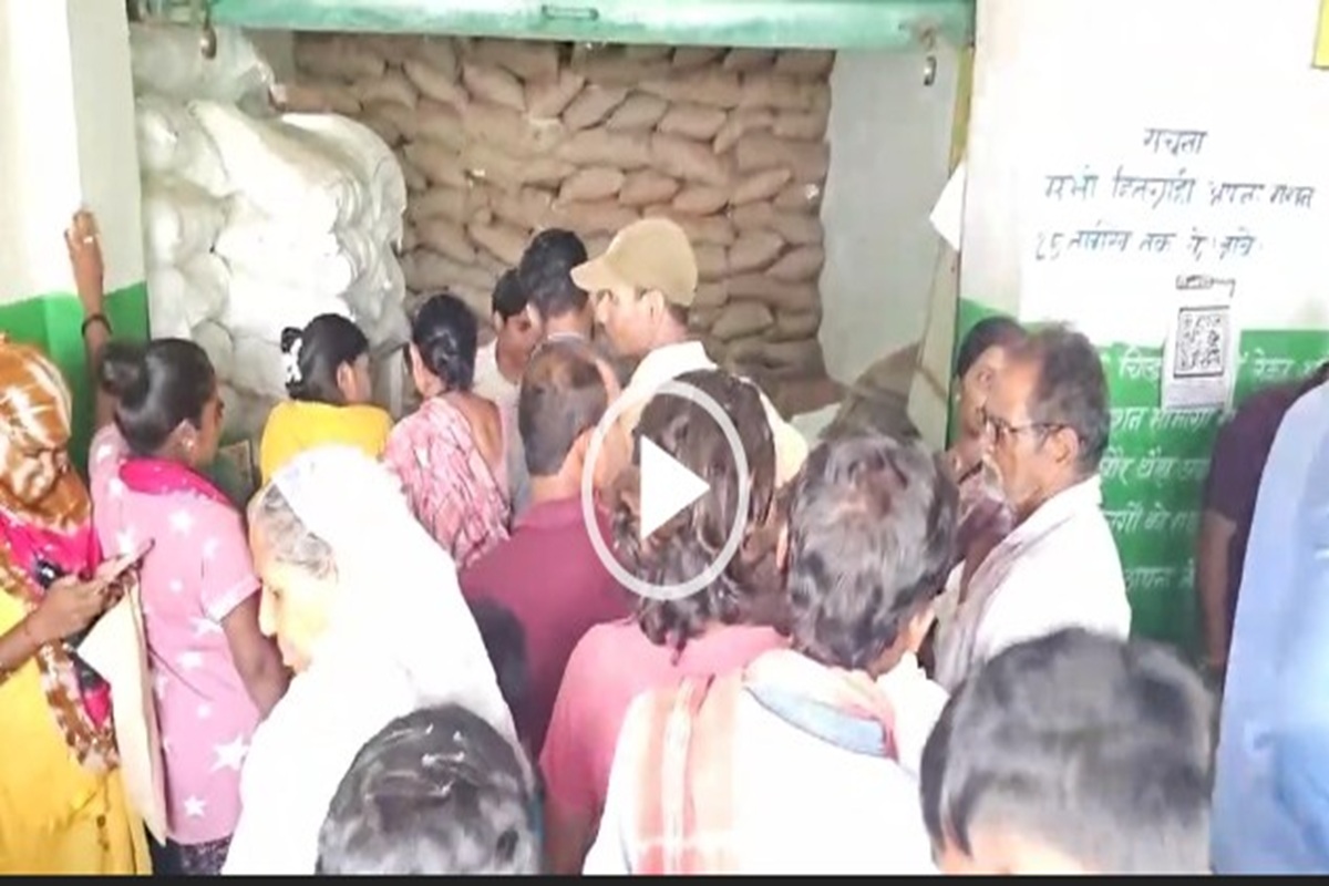 Gariaband News: राशन दुकानों में भारी भीड़ के कारण मची भगदड़, गेट तोड़कर अंदर घुसे लोग, एक सा​थ मिल रहा तीन महीने का राशन