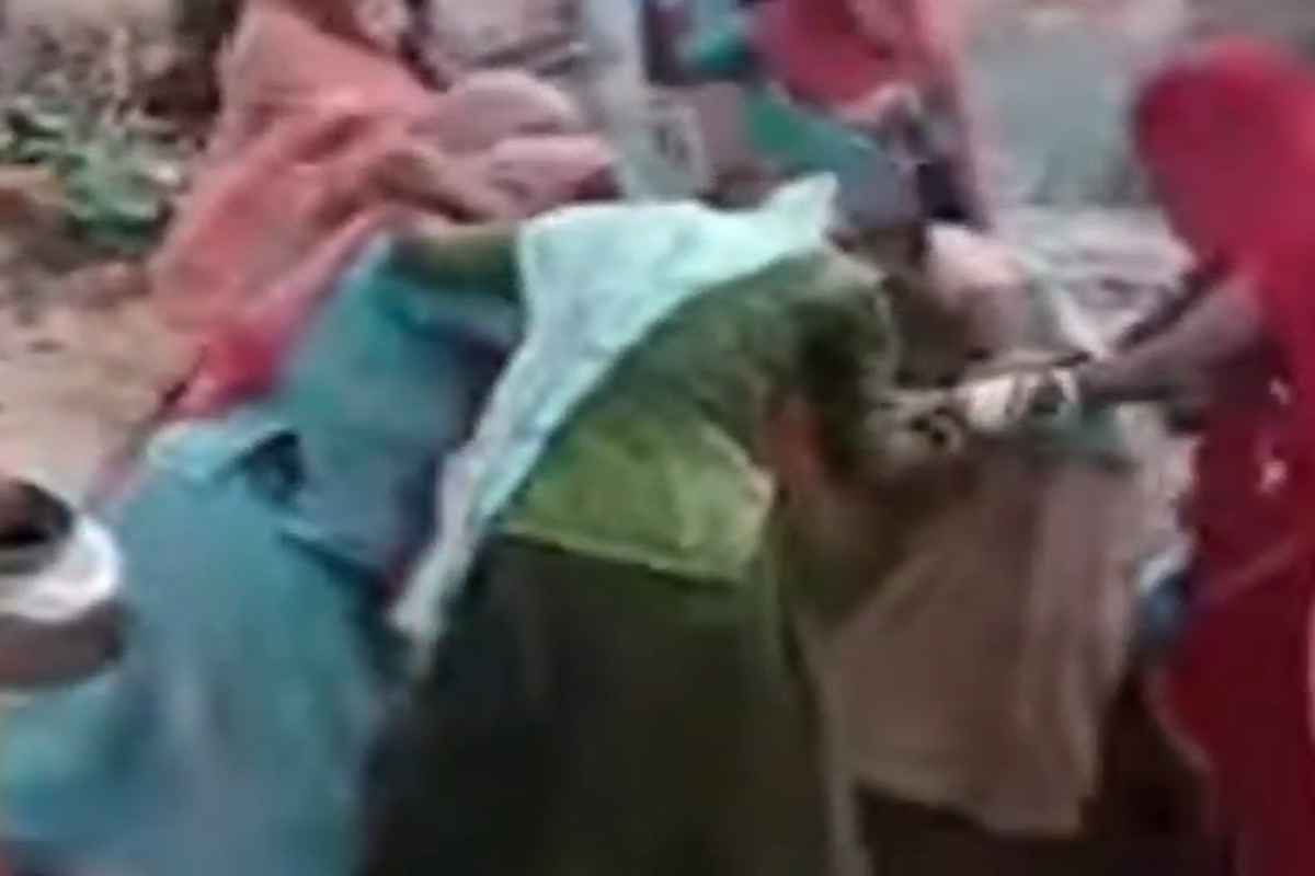 Women Fight Viral Video: पानी के लिए आपस में भिड़ी महिलाएं, जमकर चले लात-घूसे, वायरल हुआ वीडियो