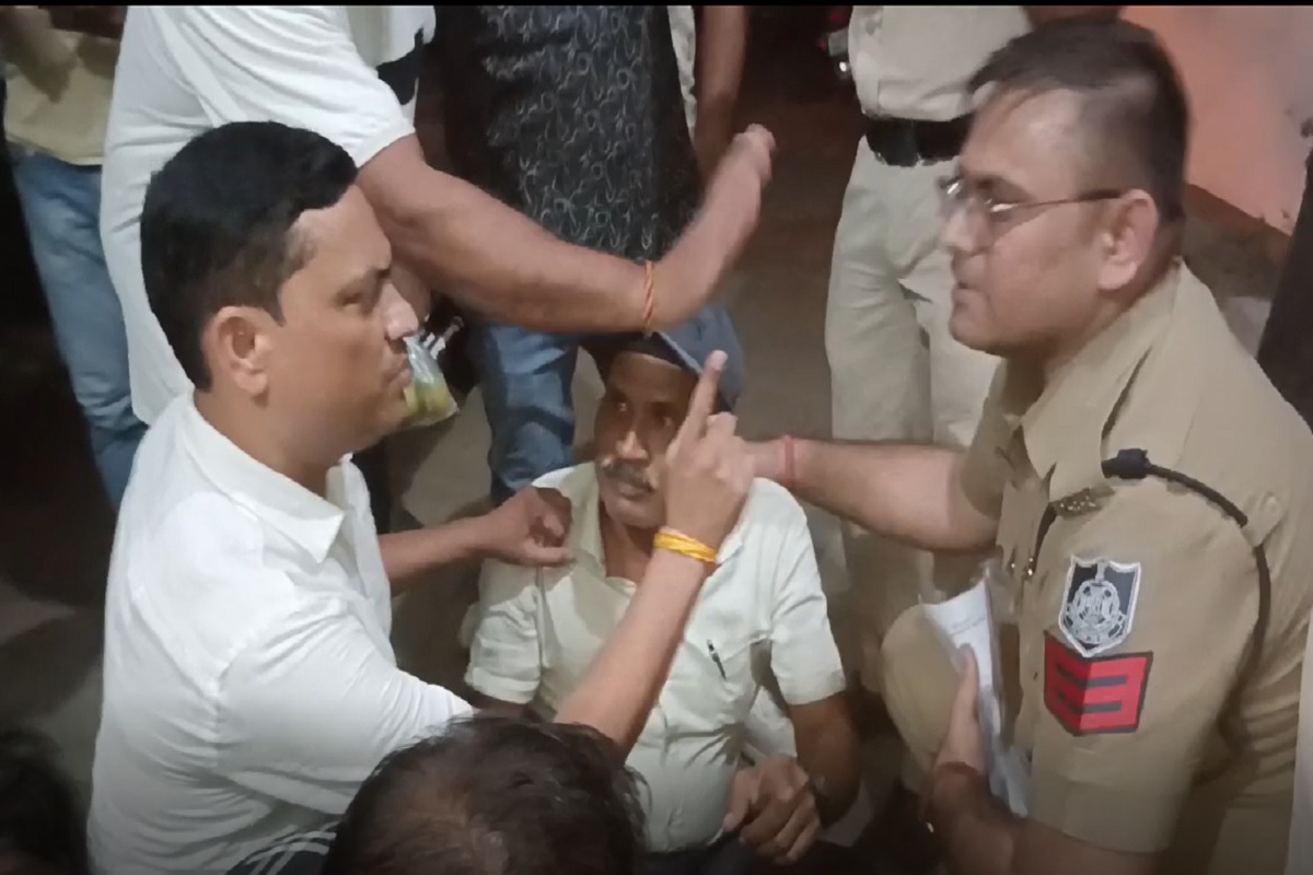 Katni News: पत्रकारों से पुलिस के अधिकारी-कर्मचारियों ने की धक्का-मुक्की, महिला थाने में धरने पर बैठे पत्रकार, जानें क्या है पूरा मामला