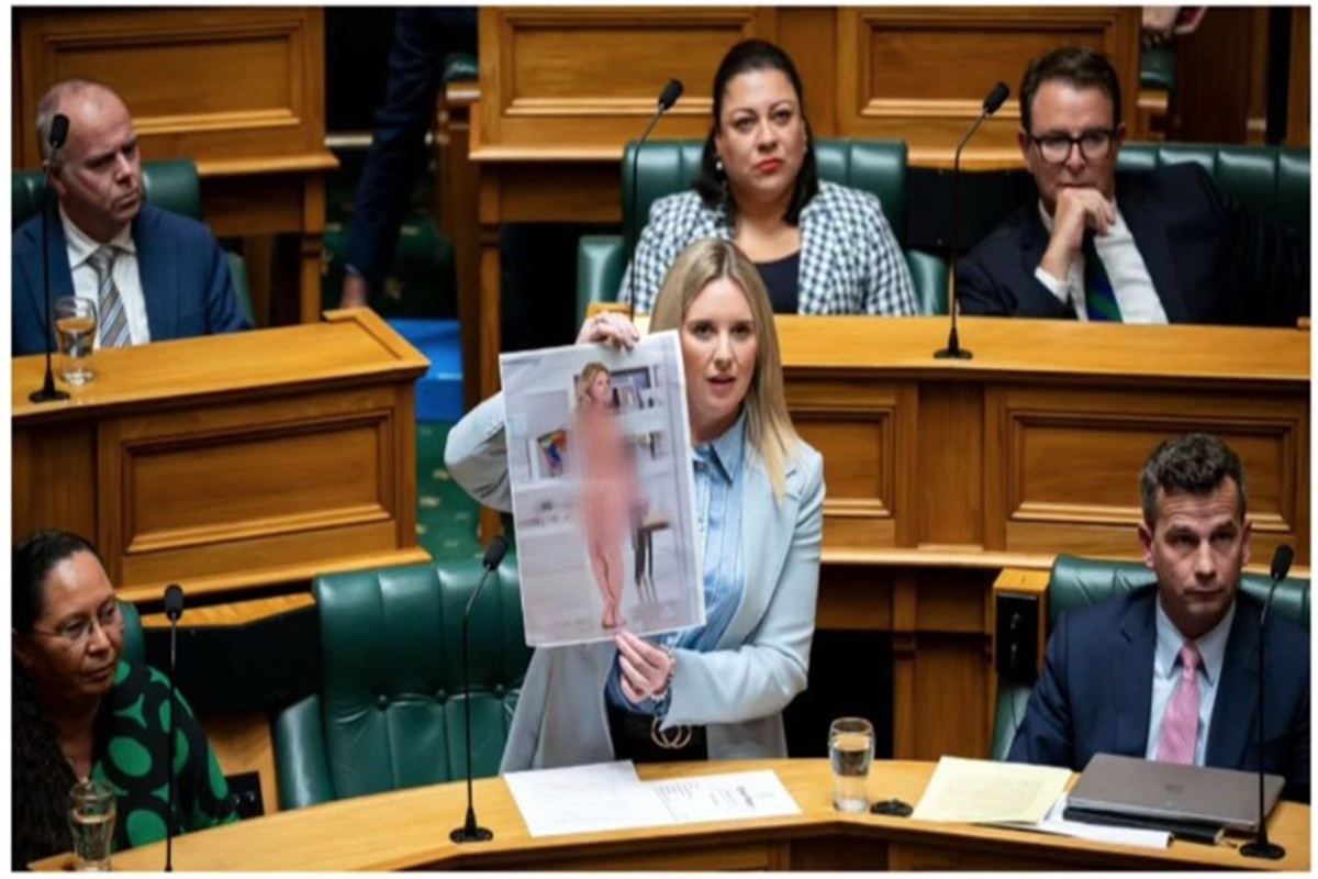 Nude Photo in Parliament: अपनी न्यूड तस्वीर लेकर संसद पहुंची महिला सांसद, खुलकर अपनी फोटो दिखाई और बताई वजह