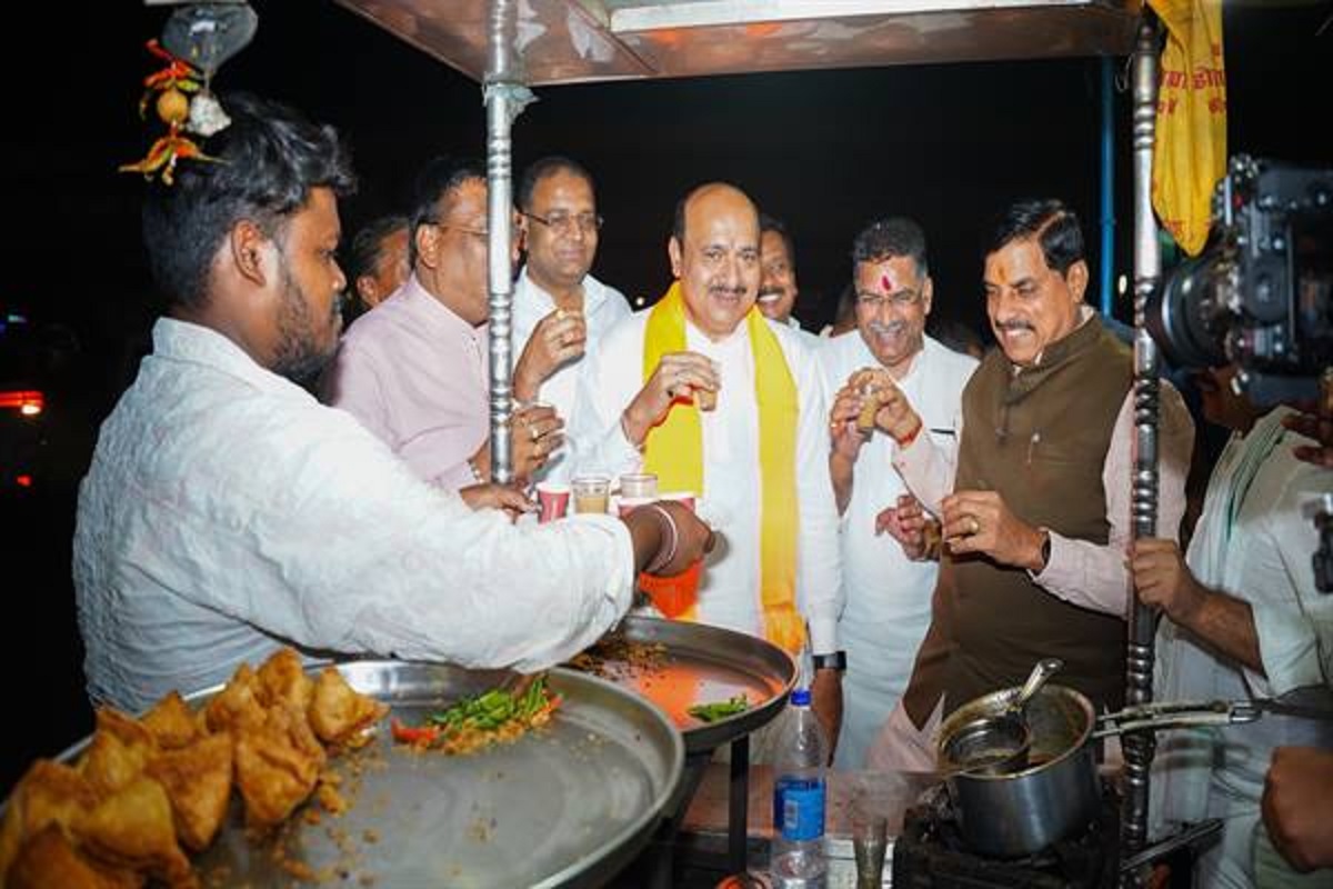 MP Hindi News: CM मोहन यादव का दिखा अनोखा अंदाज़, चौराहे पर काफिला रोककर कर पी चाय, दुकानदार के मना करने पर भी चुकाए पैसे