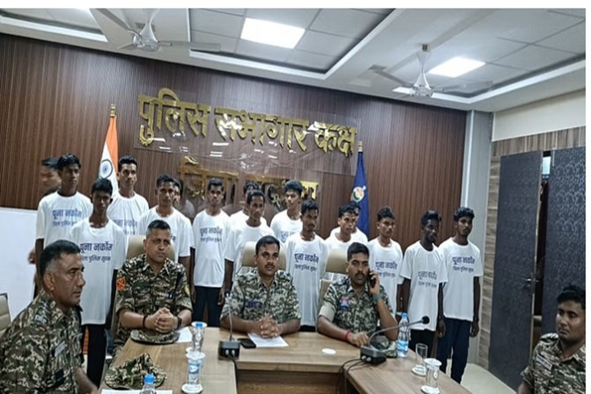 16 Naxalites surrendered : नक्सल अभियान को फिर लगा झटका, 16 नक्सलियों ने एक साथ किया सरेंडर, छह नक्सलियों पर था 25 लाख का इनाम