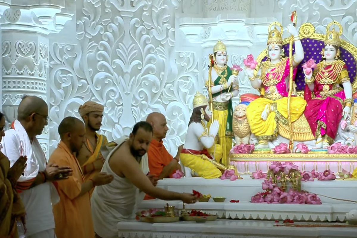 Ram Mandir Pran Pratishtha: अयोध्या में वैदिक मंत्रों की गूंज के साथ राम दरबार की प्राण प्रतिष्ठा, CM योगी ने की पूजा-अर्चना