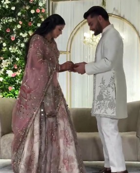 वहीं जब रिंकू ने प्रिया को रिंग पहनाई, तो वह भावुक हो गईं और उनकी आंखों से आंसू छलक पड़े। Image Credit: X Handle