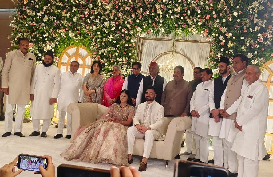 वहीं इस सगाई में सपा प्रमुख अखिलेश यादव, डिम्पल यादव, जया बच्चन और प्रवीण कुमार, समाजवादी पार्टी के सांसद धर्मेंद्र यादव, संभल सांसद जियाउर्र रहमान बर्क समेत कई बड़े नेता और क्रिकेट जगत से जुड़ी हस्तियां भी शामिल हुई। Image Credit: X Handle