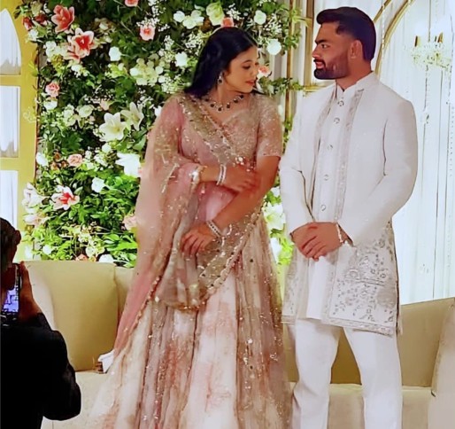 दोनों की सगाई लखनऊ के आलिशान होटल सेंट्रम में हुई। इस मौके पर क्रिकेट और राजनीति की कई प्रमुख हस्तियां इस समारोह में शामिल हुईं। Image Credit: X Handle