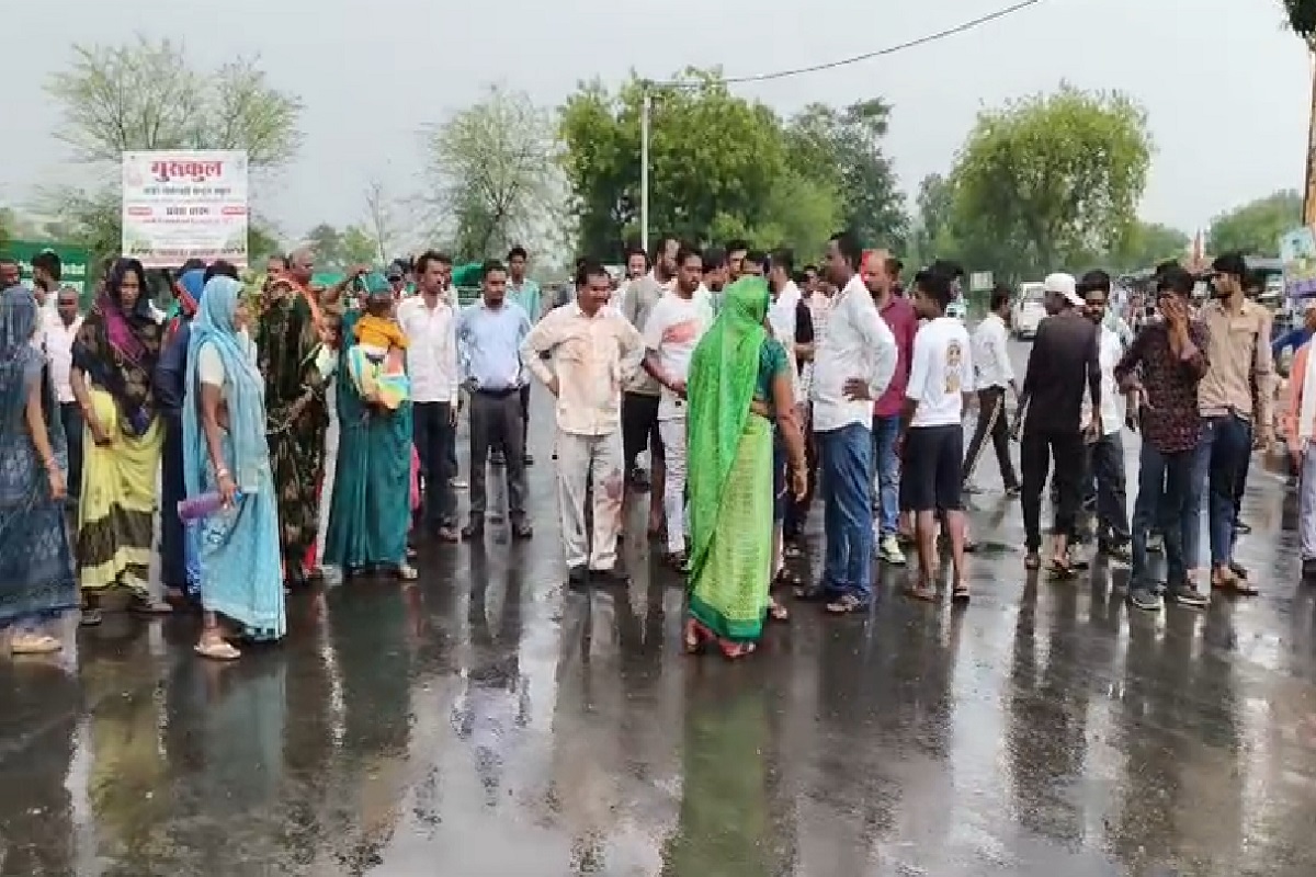Sagar Crime News: जमीनी विवाद में युवक की बेरहमी से हत्या, परिजन मुख्य सड़क पर शव रखकर कर रहे प्रदर्शन