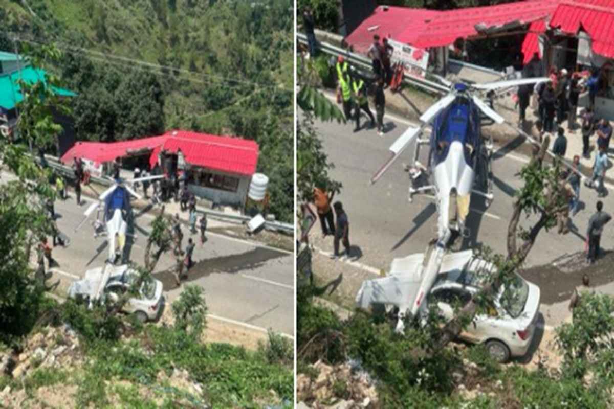 Uttarakhand News: बाल-बाल बचे लोग… अचानक बीच सड़क पर कराई गई हेलीकॉप्टर की इमरजेंसी लैंडिंग, मचा हड़कंप