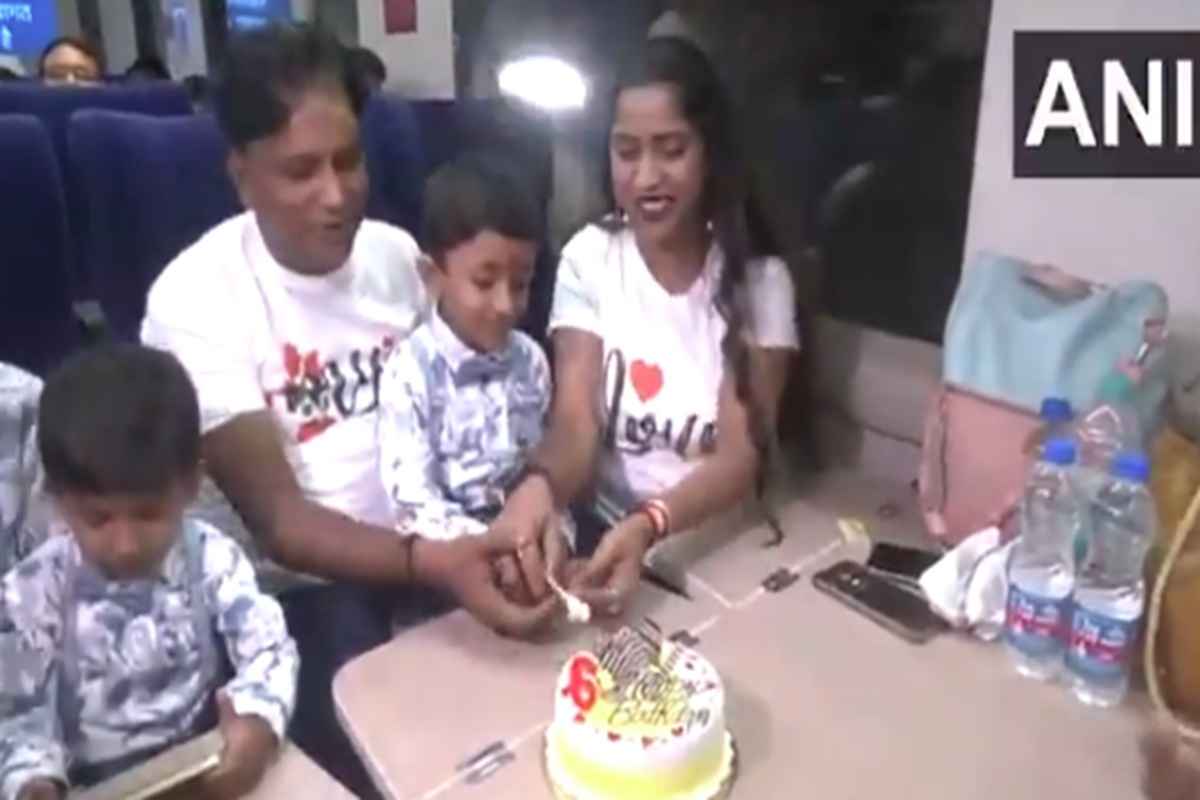 Vande Bharat Express Train: तालियों की आवाज से गूंजी वंदे भारत एक्सप्रेस, कपल ने अनोखे अंदाज में सेलिब्रेट किया बेटे का जन्मदिन, देखें वीडियो