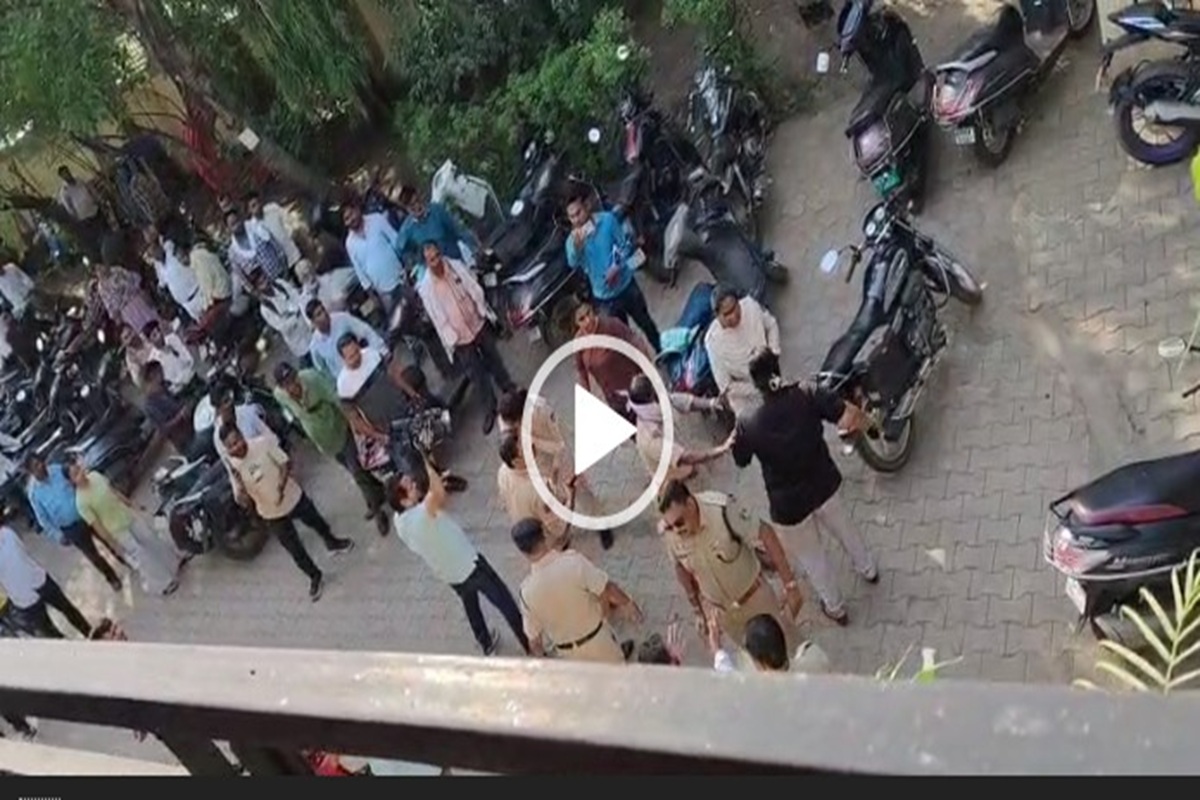 Video: रायपुर में मां-बेटे और बेटी ने नगर निगम जोन कार्यालय में की जमकर तोड़फोड़, पुलिस कर्मियों से की धक्का मुक्की