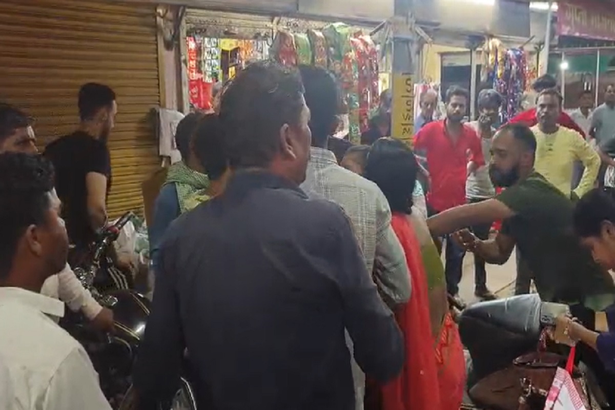 Vidisha Viral Video: बीच बाजार में युवक के साथ महिलाओं ने किया ऐसा काम, किसी ने वीडियो बनाकर कर दिया वायरल, मचा बवाल