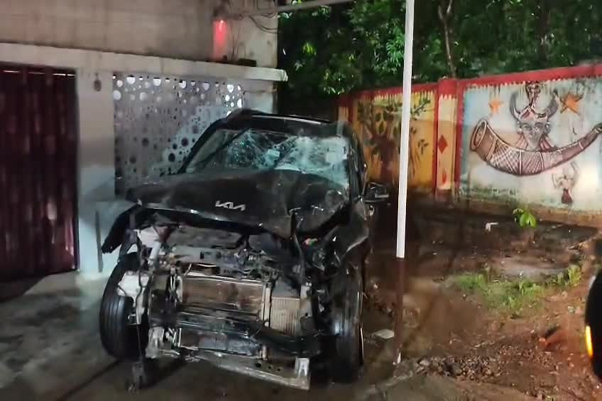 Baloda Bazar Video: शहर के बीच चौराहे में कार चालक का आतंक! आधा दर्जन से अधिक दुकानों को उड़ाया, पूर्व विधायक के ऑफिस से टकराई कार