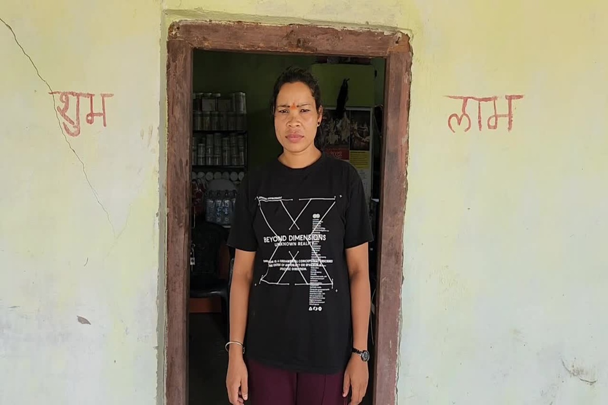 Surajpur News: दिनदहाड़े महिला पुलिसकर्मी के घर में घुसकर किया बड़ा कांड! युवक की तलाश में जुटी पुलिस