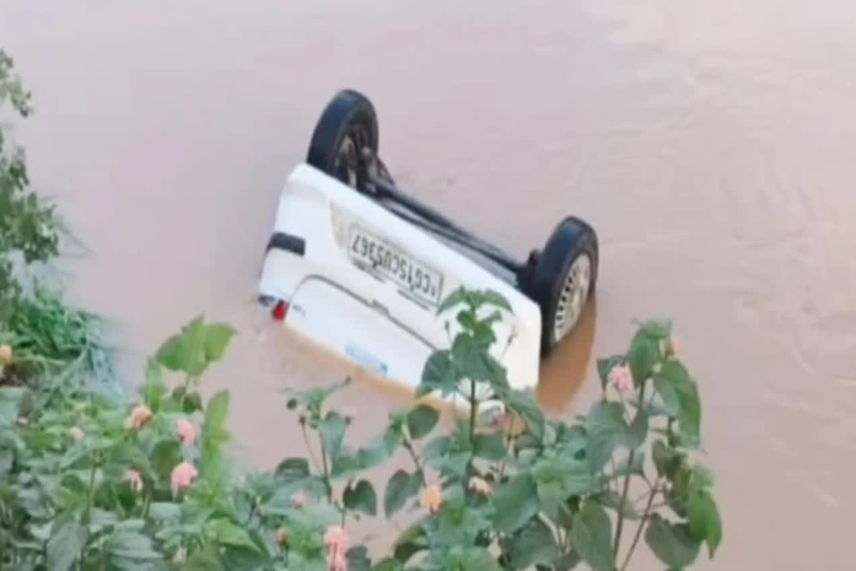 Surajpur News: अनियंत्रित होकर नहर में गिरी कार, एक परिवार के तीन लोगों की मौत, शादी की सालगिरह में शामिल होने जा रहा था परिवार