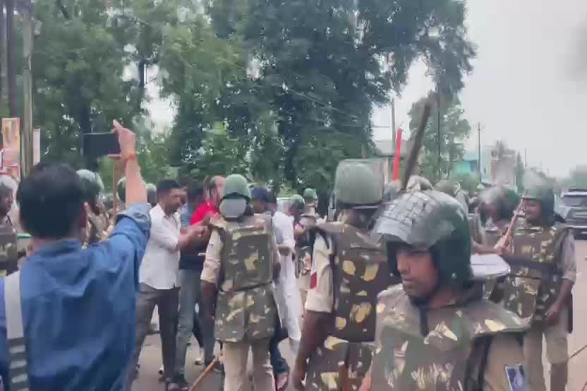 Harda News: पुलिस ने करनी सेना के प्रमुख को डंडों से पीटा, कार्यकर्ताओं पर भी किया लाठी चार्ज..जानें पूरा मामला