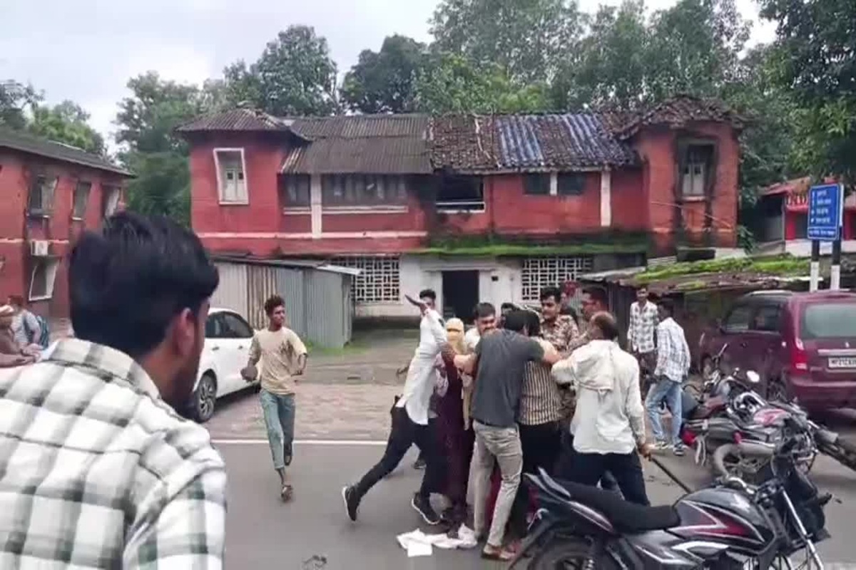 Jabalpur News: बीच सड़क मां-बेटी के बीच हंगामा! मां ने की बेटी को जिस्मफरोशी में धकेलने की कोशिश, 10 लाख में बेचने के आरोप