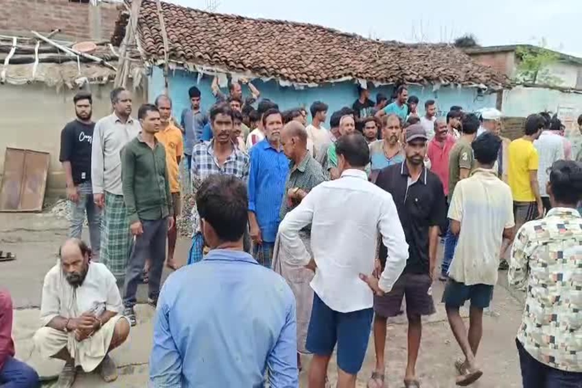 Kawardha Murder: छत्तीसगढ़ में दिल दहला देने वाली घटना, कमरे में किशोरी की अर्धनग्न लाश, गले में सब्बल आर-पार