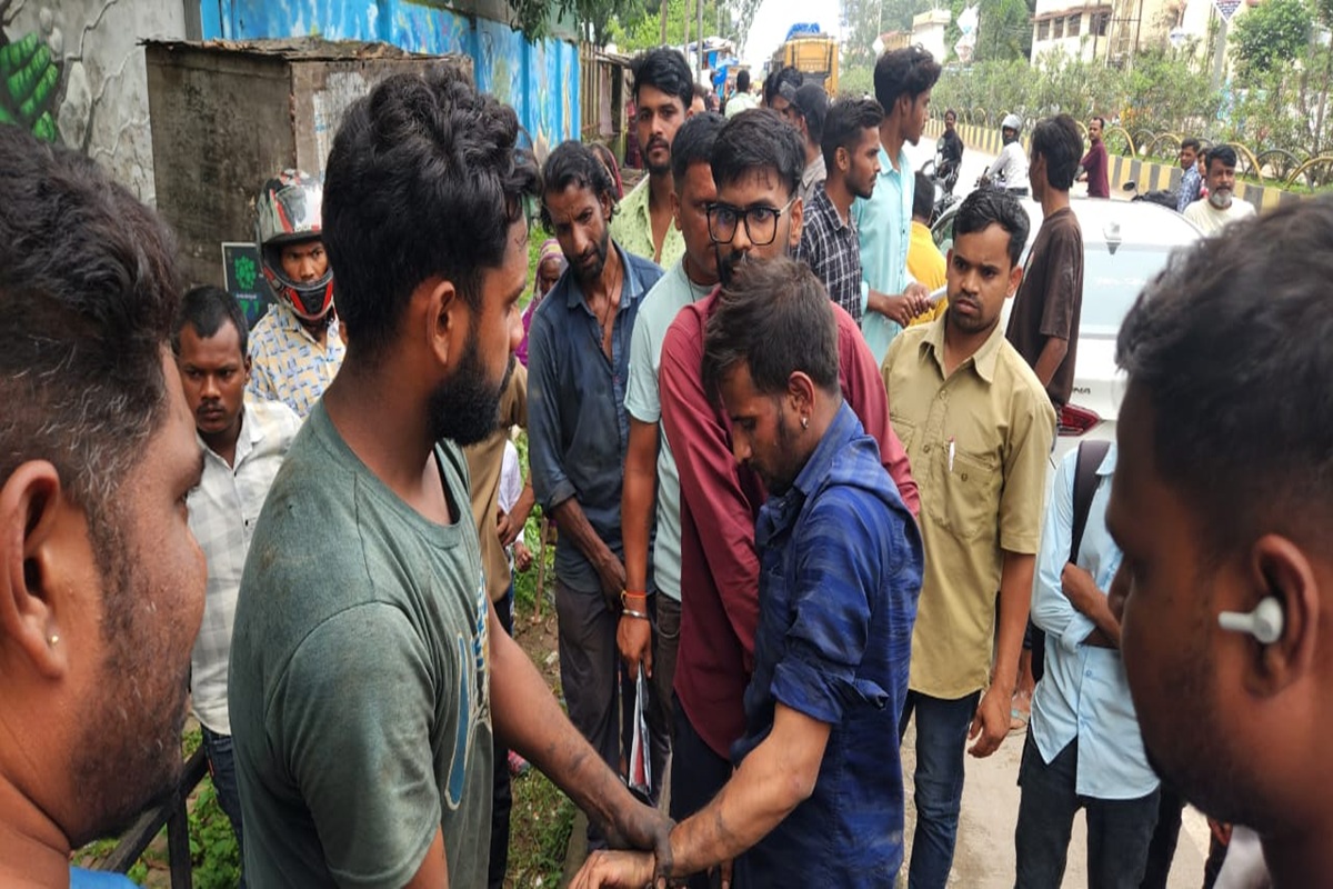 Ambikapur News: युवक को पकड़कर बीच चौराहे पर लोगों ने पीटा, बाइक चोरी कर उसी से घूम रहा था बाजार