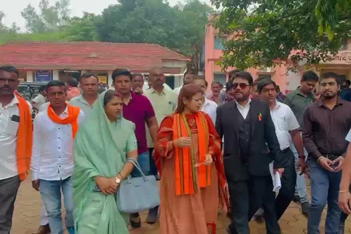 Bilaspur News: बीजेपी नेत्री हर्षिता पांडेय को पुलिस ने फरार बताकर पेश किया चालान, फटाफट जमानत लेने कोर्ट पहुंची राज्य महिला आयोग की पूर्व अध्यक्ष