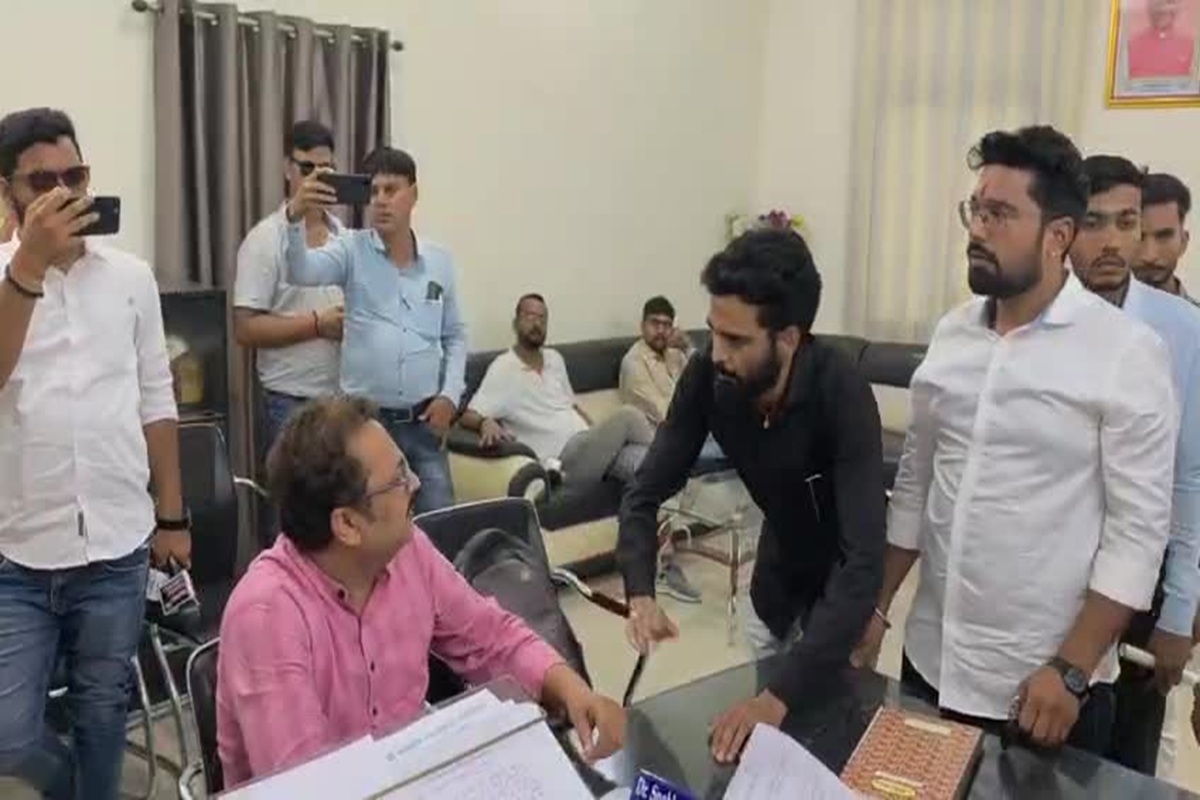 Ambikapur News: उत्तर पुस्तिका बांटने के बाद अचानक रद्द हुई परीक्षा, पेपर लीक होने का आरोप लगाकर छात्रों ने किया हंगामा