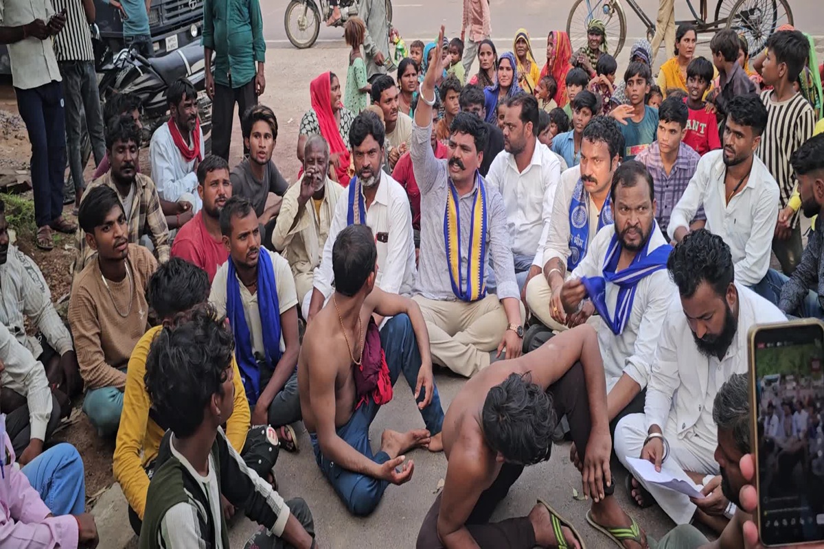 Chhatarpur News: आदिवासी युवकों के गुप्तांग में मिर्ची डाल दी मिर्ची! अर्धनग्न अवस्था में ही SP कार्यालय के बाहर  प्रदर्शन