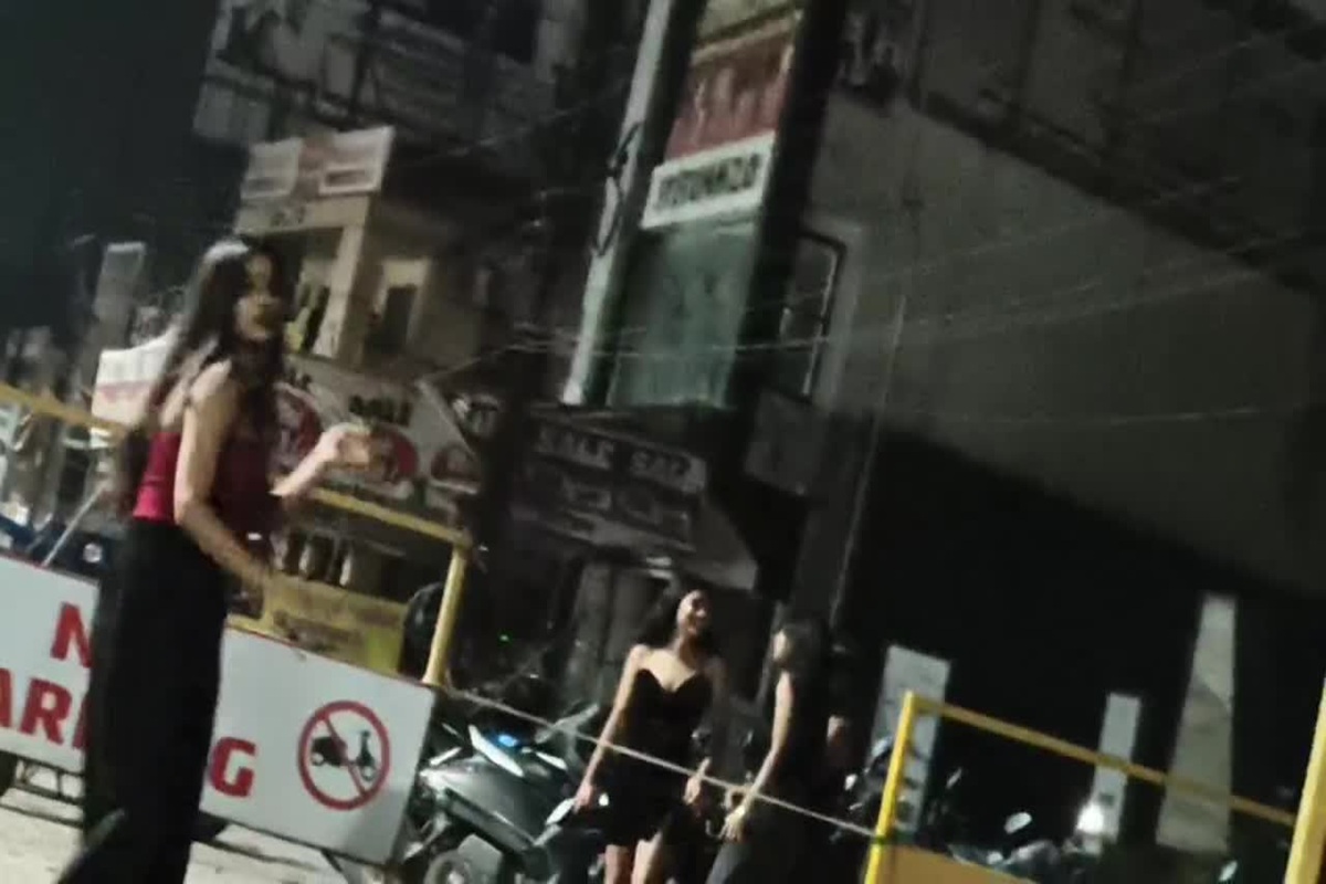 Viral Video: बार के बाहर रईसजादों की अय्याशी और हंगामा, शराब पी​ते गॉर्ड और सड़क पर भागती लड़कियां, अब एक्शन में पुलिस