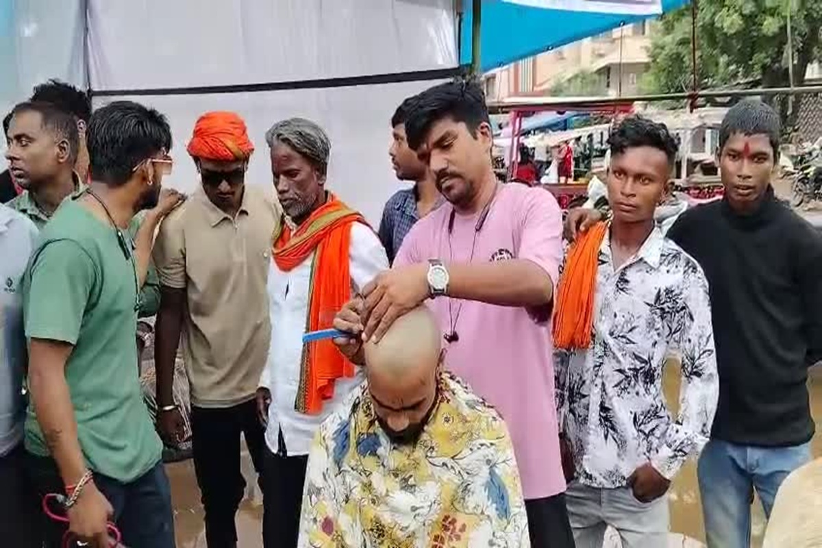 Kawardha News: गृहमंत्री के जिले में बजरंग दल के कार्यकर्ताओं ने करवाया मुंडन, नगाड़ा बजाते हुए किया प्रदर्शन, जानें मामला