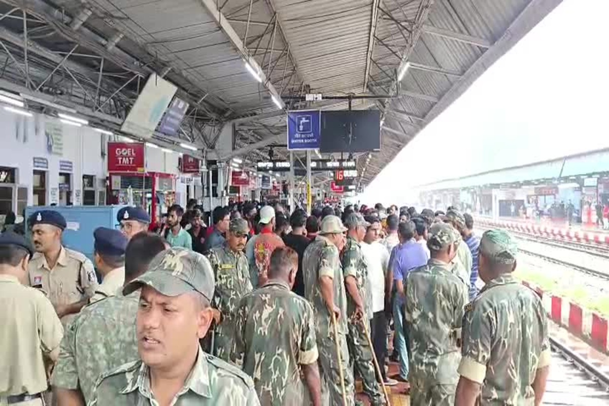 Women Trafficking: बस्तर की युवतियों को ले जा रहे थे आगरा! हिन्दूवादी संगठनों ने स्टेशन में किया बवाल, 2 दो महिला समेत 3 पर मामला दर्ज