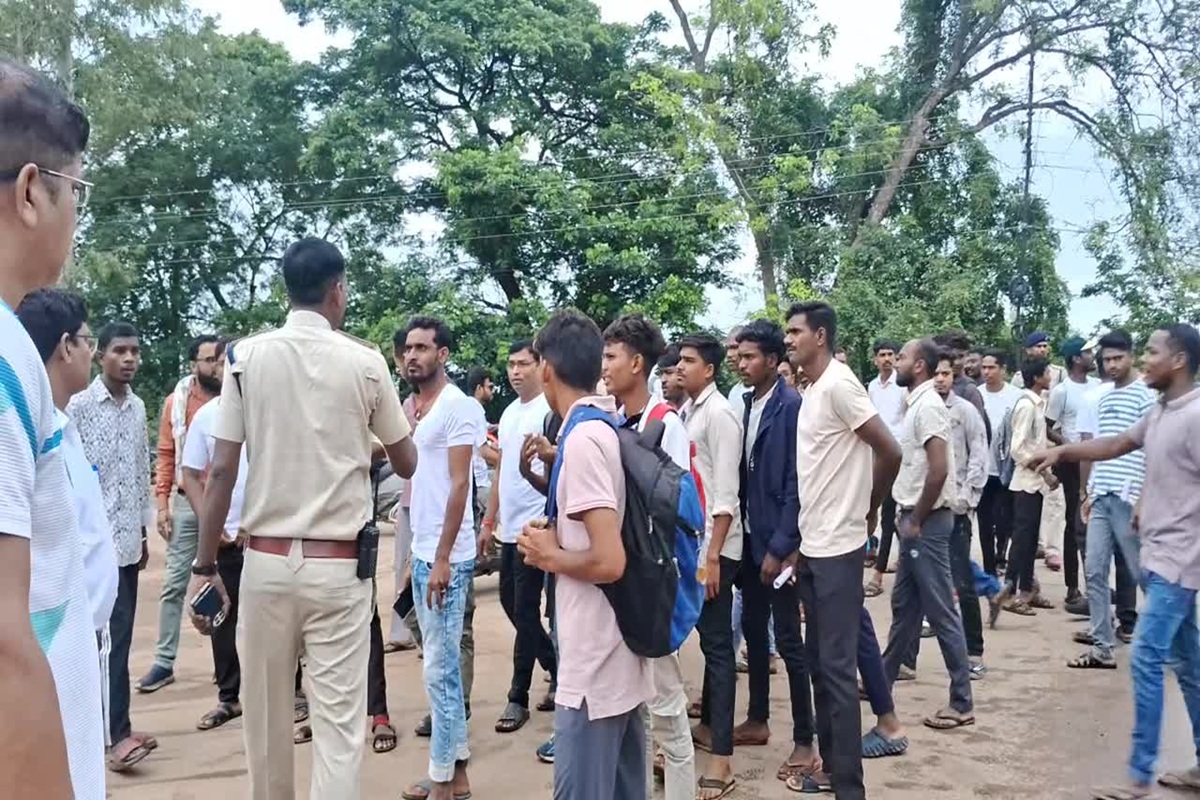 CG Abkari Aarakshak Recruitment Exam : आबकारी आरक्षक भर्ती परीक्षा में खूब मचा बवाल, सख्त नियमों के कारण परीक्षा से वंचित हुए सैकड़ों अभ्यर्थी CG Abkari Aarakshak Recruitment Exam : आबकारी आरक्षक भर्ती परीक्षा में खूब मचा बवाल, सख्त नियमों के कारण परीक्षा से वंचित हुए सैकड़ों अभ्यर्थी