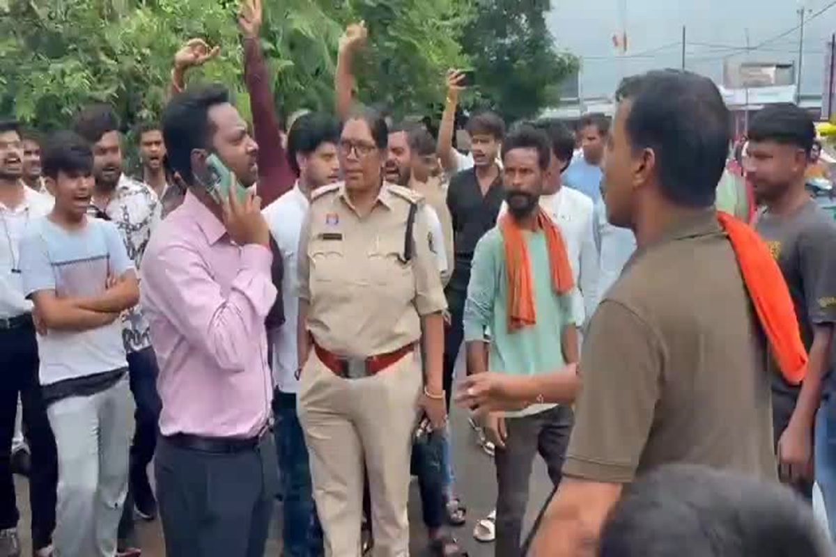 Surajpur News: आबकारी आरक्षक परीक्षा में हिंदू संगठनों का हंगामा, छात्रों के कलाई पर बंधे कलावा को काटकर जूते चप्पलों पर फेंकने को लेकर मचा बवाल