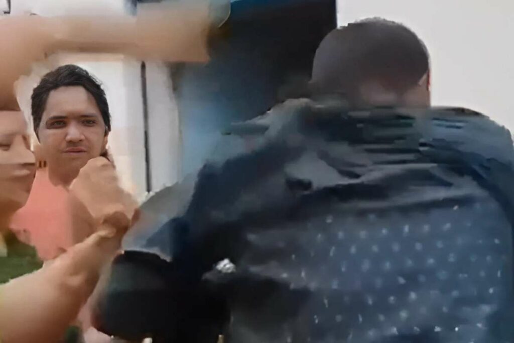 BJP Leader Viral Video: भाजपा नेता को महिलाओं ने चप्पल से पीटा / Image Source: Screengrab