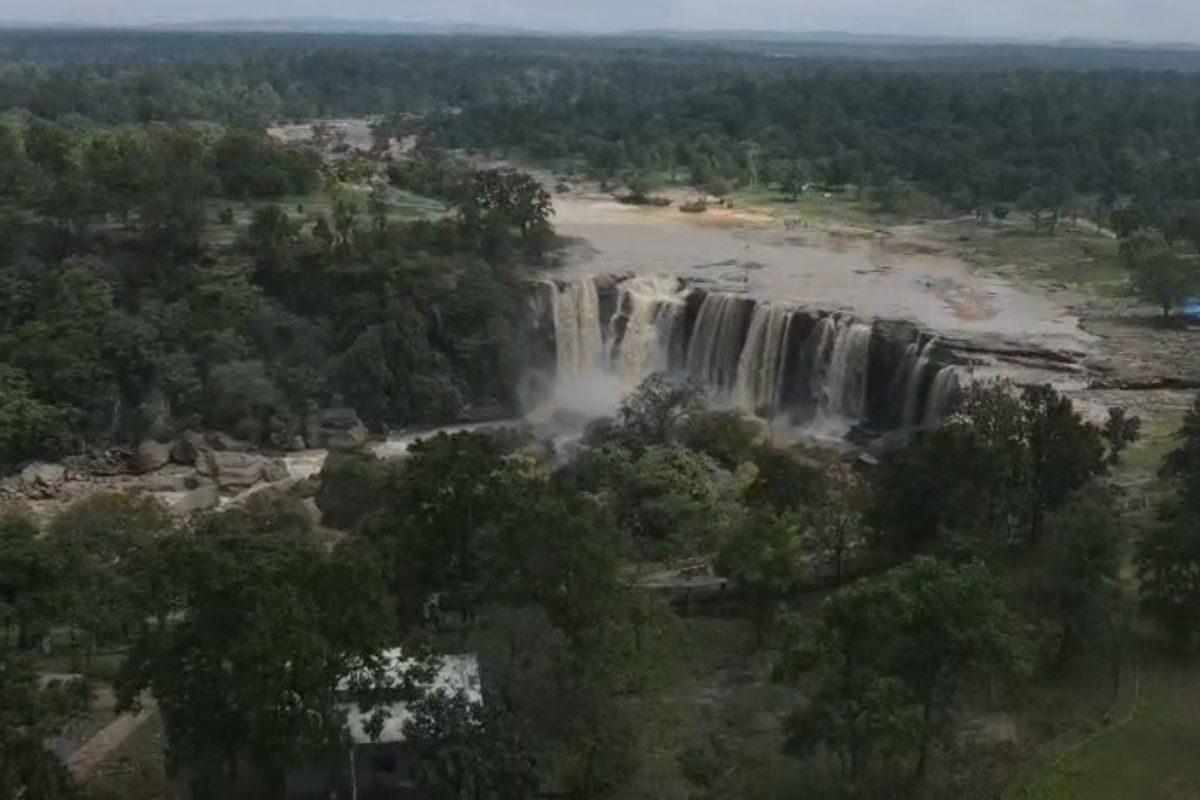 Amritdhara Waterfall: अमृतधारा जलप्रपात का जादू बरसात में छाया, 100 फीट ऊंची धारा ने पर्यटकों को किया मंत्रमुग्ध