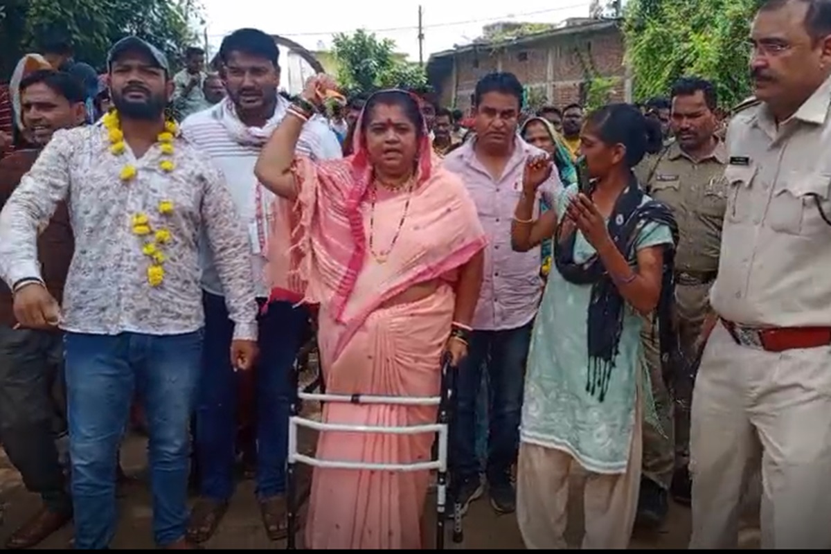 MP News: पंचायत भवन के उद्घाटन से पहले ही पंचों को उठा ले गई पुलिस, फूटा विधायक का गुस्सा, पूरा माजरा जान रह जाएंगे हैरान