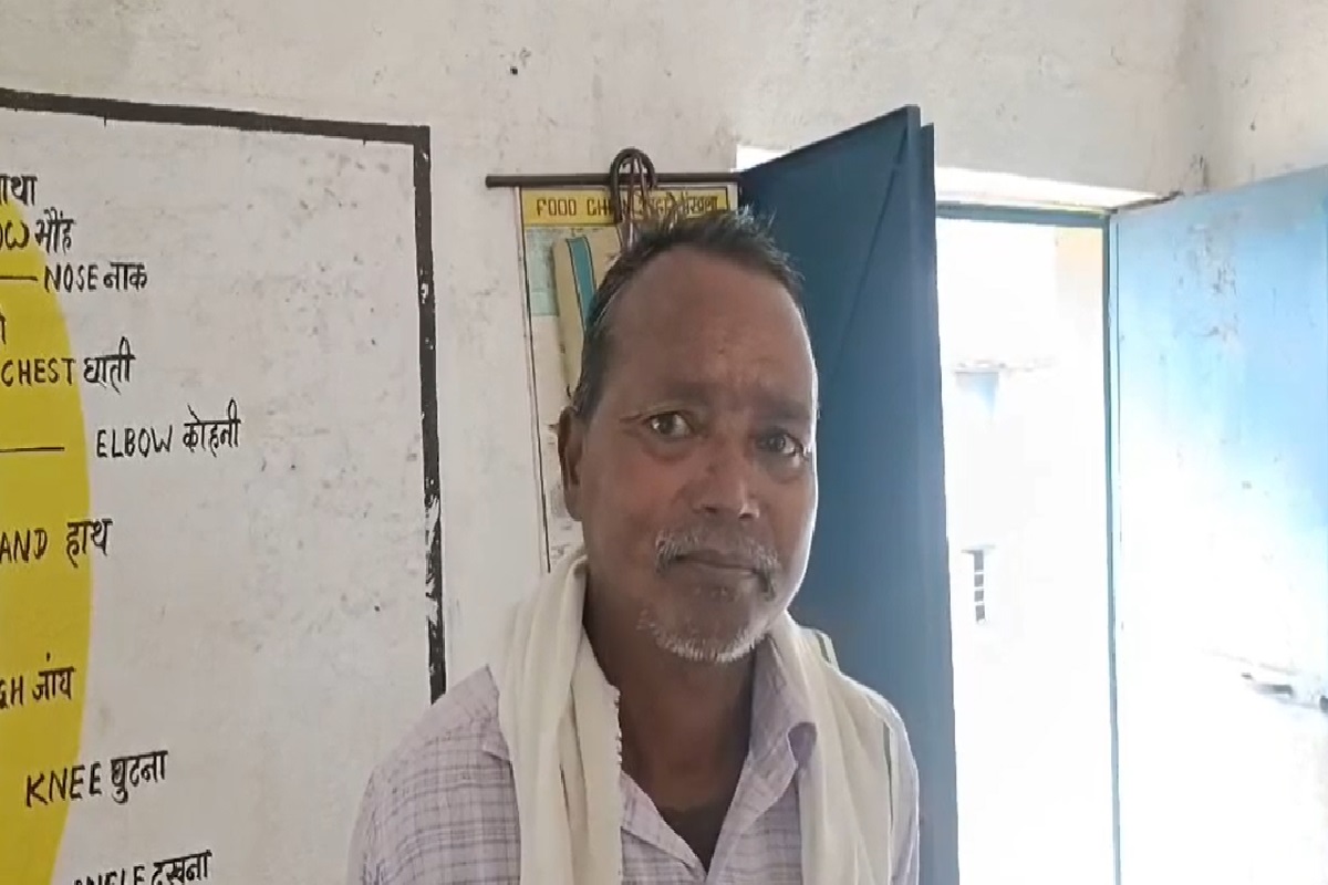 Drunk Teacher Viral Video: ‘एक पाव ही तो पी है’, नशे में स्कूल पहुंचा प्रधान पाठक, कैमरे के सामने कही ये बात