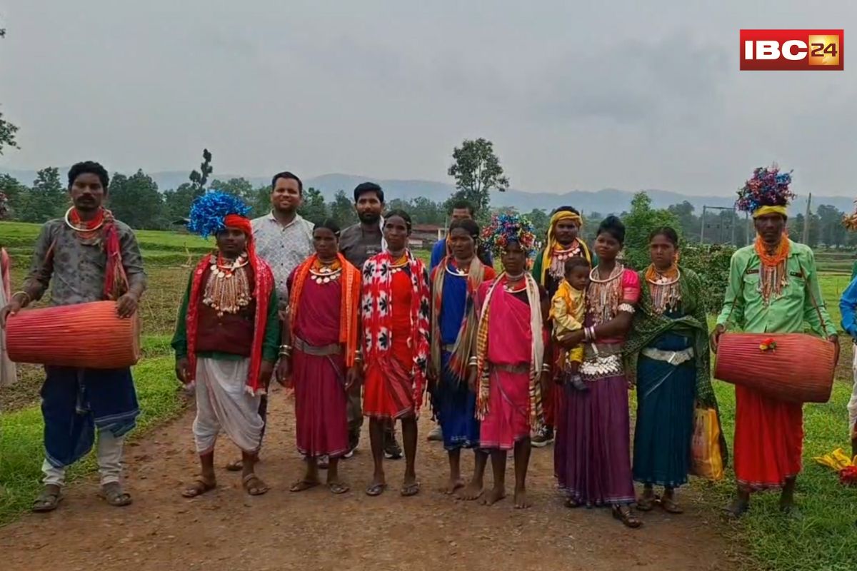 Balaghat News: नक्सलवाद छोड़ थामे संस्कृति का दामन! कलेक्टर की इस पहल से आदिवासी बना रहे नई पहचान, बोले- अब बहकावे में नहीं आएंगे