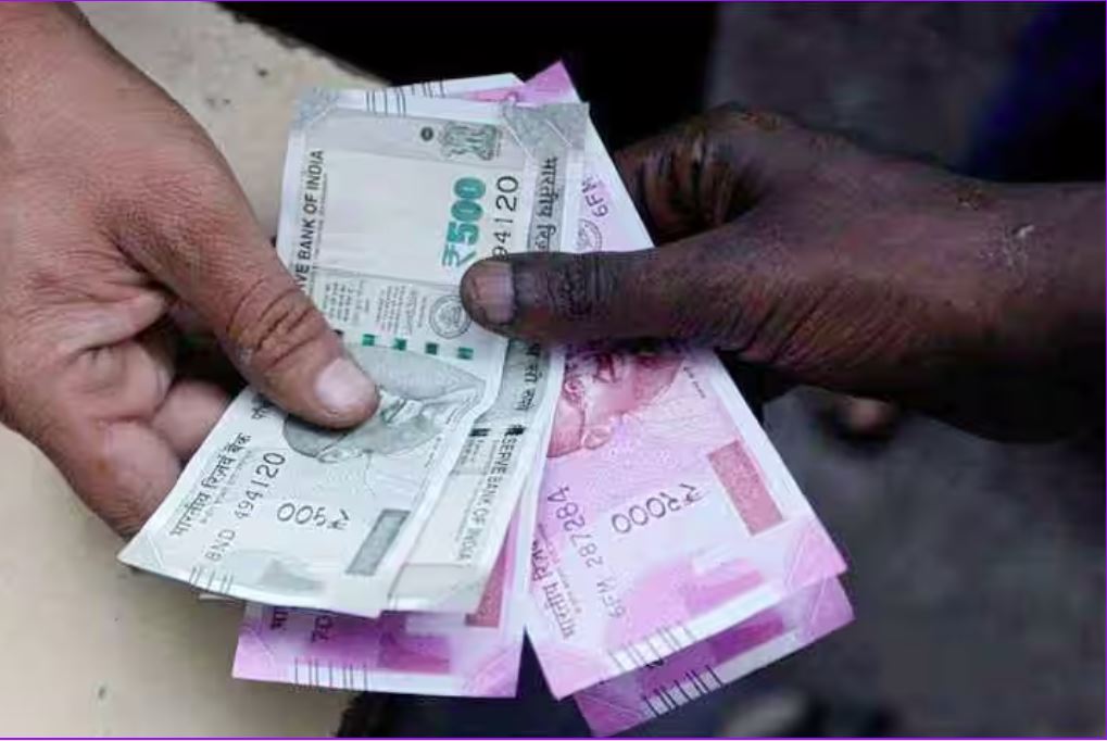 Pension Increase News: सरकार ने बढ़ाया मासिक पेंशन.. अब 6000 की जगह मिलेगा 15 हजार रुपये, पारिवारिक पेंशन में भी इजाफा