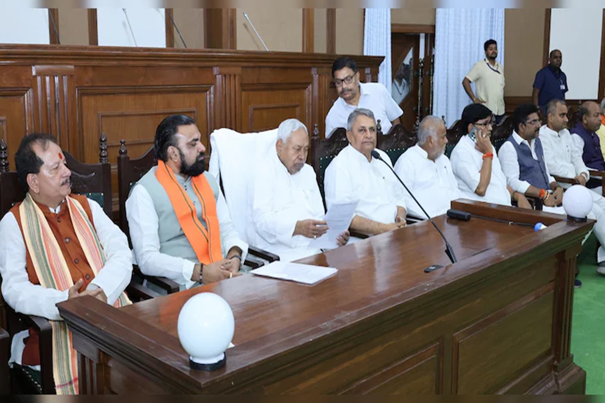Bihar Politcs: बिहार चुनाव से पहले एनडीए में फूट! नीतीश के सामने ही जेडीयू कोटे के मंत्री पर जमकर बरसे डिप्टी सीएम, इस मामले को लेकर दोनों के बीच हुई तीखीं बहस