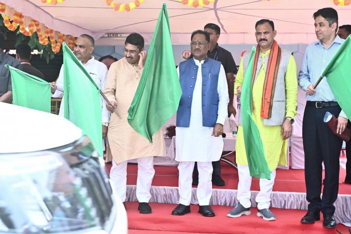CG News: छत्तीसगढ़ स्वास्थ्य सेवा में बड़ी पहल, सीएम विष्णुदेव साय ने 151 नए एंबुलेंस को दिखाई हरी झंडी, जल्द मिलेंगे 851 और वाहन