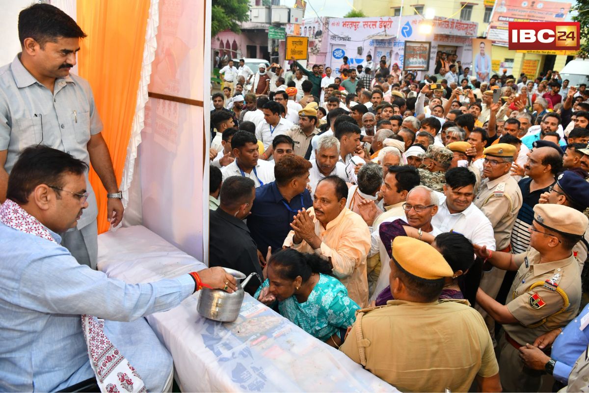 CM Bhajanlal Sharma: गुरु पूर्णिमा पर मुख्यमंत्री की जल सेवा, श्रद्धालुओं को अपने हाथों से पिलाया पानी, सोशल मीडिया पर वीडियो हुआ वायरल
