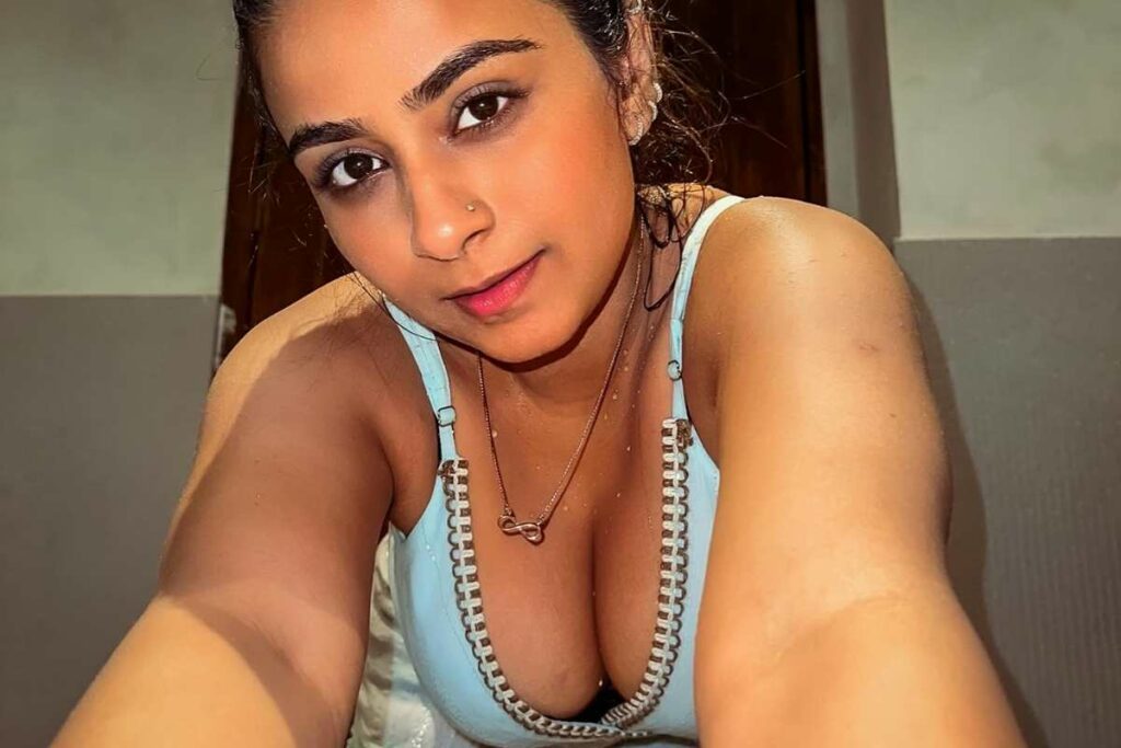 Suhana Khan Bathroom Sexy Video: गुजराती भाभी ने बाथरूम में घूंघट गिराकर बनाया वीडियो / Image Source: Screengrab