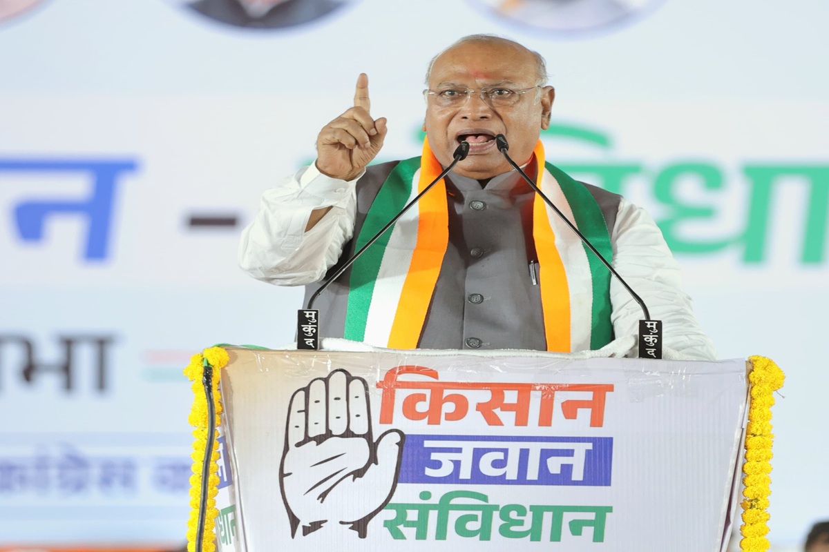 Congress Jansabha: रायपुर जनसभा में गरजे कांग्रेस अध्यक्ष खड़गे, कहा “शाह बार-बार यहां क्यों आते हैं? क्या यह उनका घर है या ससुराल?”