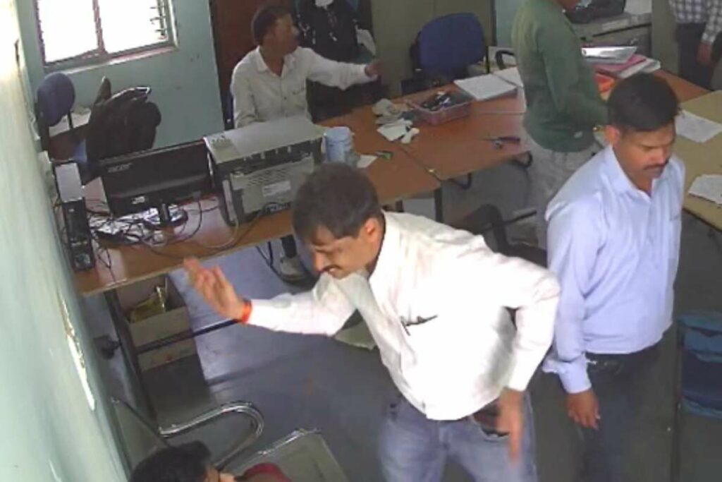 Bhind Collector Sanjeev Srivastava Video Viral: कहर कलेक्टर का...! एग्जाम सेंटर में कलेक्टर साहब ने छात्र को जड़े तमाचे / Image Source: Screengrab