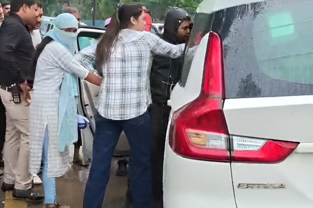 BJP Leader Son Video: युवती के साथ कार में था भाजपा नेता का बेटा, पुलिस ने रोककर अंदर देखा तो फटी रह गई आंखें / Image Source: IBC24