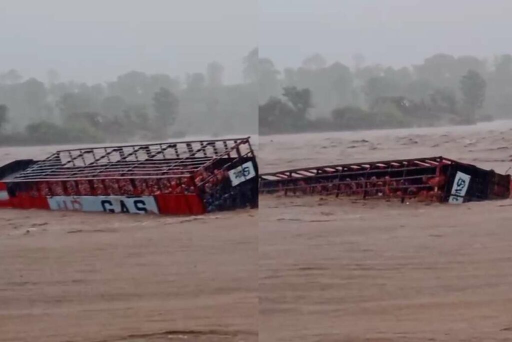 Truck Drowned in River: माचिस के डिब्बे की तरह उफनती नदी में बह गया सिलेंडर से भरा ट्रक / Image source: IBC24
