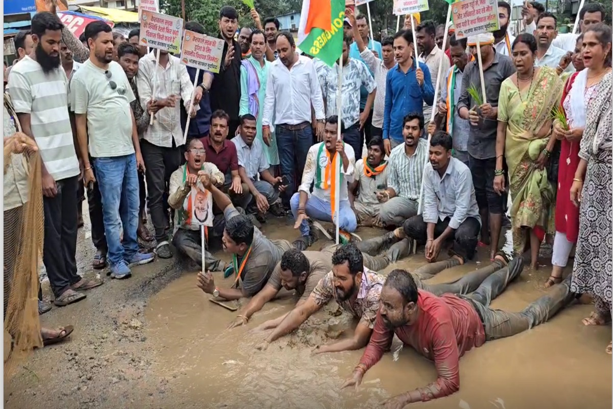 Keshkal News: NH-30 पर बने गड्ढों में कांग्रेसियों ने लगाई डुबकी, महिला कार्यकर्ताओं ने लगाया रोपा, यहां के नेताओं ने सड़क पर किया अनोखा प्रदर्शन