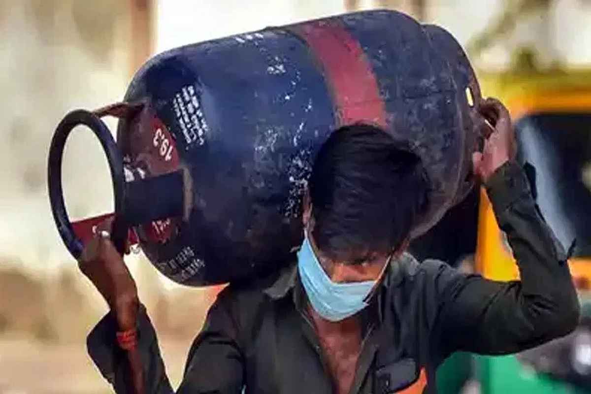 LPG Gas Price Today: नवंबर की शुरुआत में आई खुशबरी, सिलेंडर के दामों में हुई कटौती, यहां जानें क्या है नई कीमत