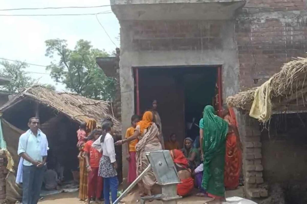 Mainpuri Suicide News: एक ही परिवार के 10 लोगों ने की खुदकुशी, पूरे इलाके में हो रही चर्चा / Image source: IBC24