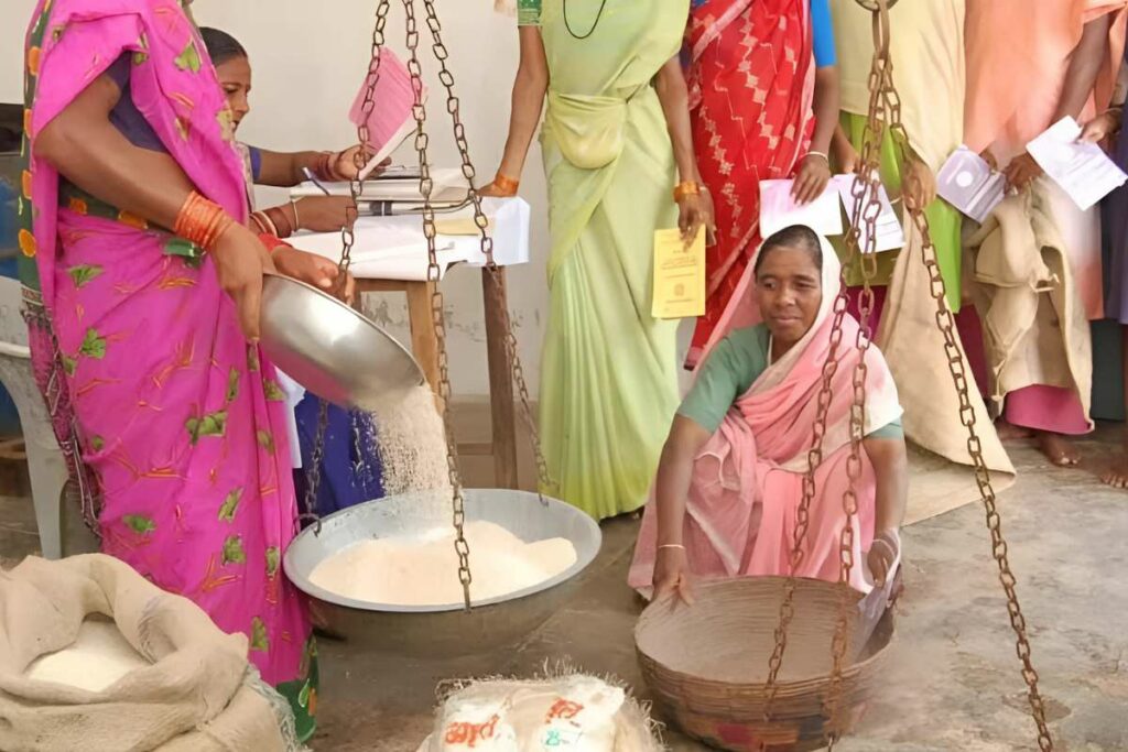 Free Ration Scheme Latest News: 'मतदाता सूचि में नाम नहीं तो कट जाएगा राशन कार्ड से नाम, नहीं मिलेगी राशन और सरकारी सुविधाएं' / Image: IBC24 Customized