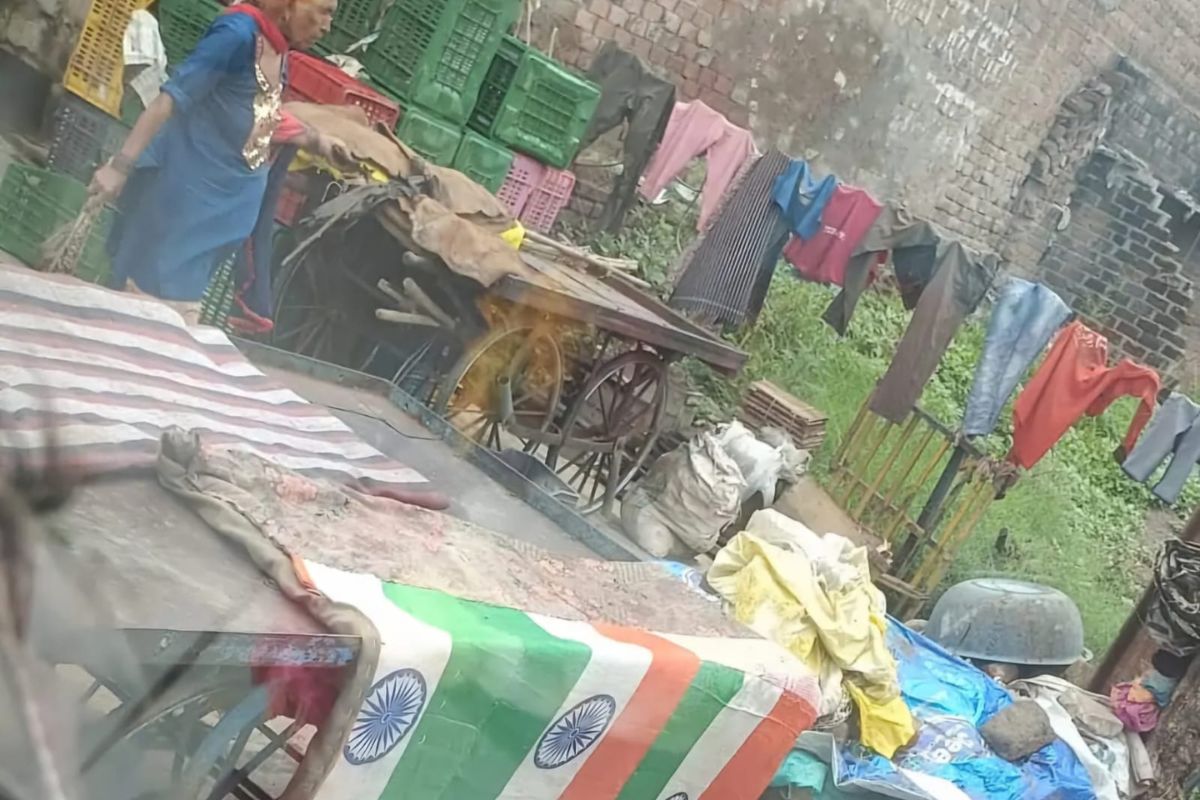 Ratlam News: तीन तिरंगे सिलकर महिला ने बनाई बिस्तर की कवर, बाहर सूखने रखा और वायरल हो गई तस्वीर, राष्ट्रध्वज अपमान का केस दर्ज